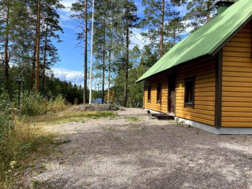 Päärakennuksen pihassa on myös lipputanko. Kämpän varustukseen kuuluu myös Suomen lippu, joka on käytössänne esimerkiksi syntymäpäiviä tai muita juhla tilaisuuksia varten.