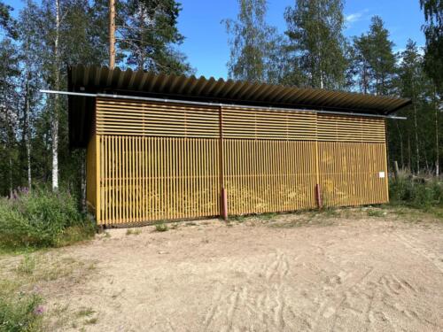 Junkkarikämpän polttopuut löytyvät uudesta halkokatoksesta.
